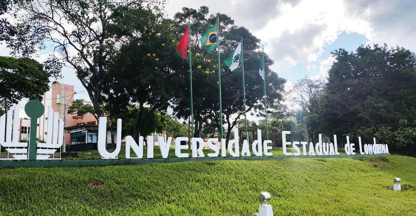 Entrada da Universidade Estadual de Londrina, com o letreiro do campus e as bandeiras